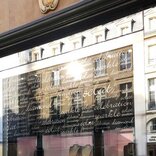 A shopping window embellished with lettering crafted from signage vinyl, showcasing brand names, promotions, or messages in a visually striking and attention-grabbing manner.